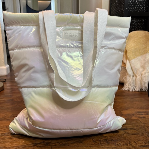 BATH & BODY WORKS WHITE IRIDESCENT PUFFER TOTE GIFT BAG BLACK FRIDAY 2023 - Picture 3 of 8